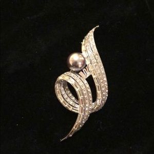 New silver pearl vintage brochette